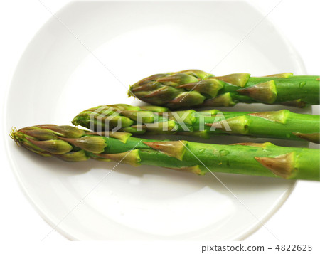 在盤子裡的綠蘆筍 4822625