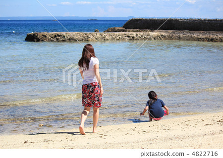 Parent and child playing on the beach 4822716