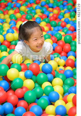 女孩在球池玩 4823729