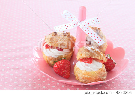 Puffy cream strawberry sweets 4823895