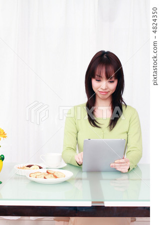 使用平板電腦的女人 4824350