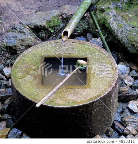 图库照片: 蹲踞(tsukasaba)