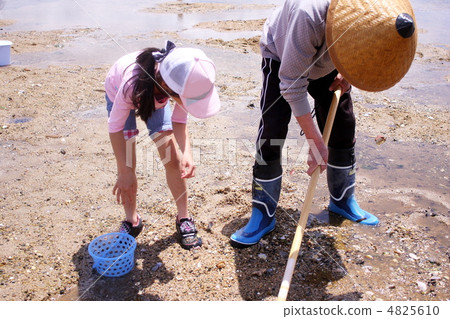 Two people clamoring 4825610