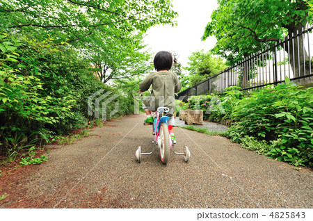 女兒騎自行車11 4825843