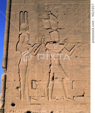 哈索爾寺廟克利奧帕特拉7和Caesarion的救濟 4825857