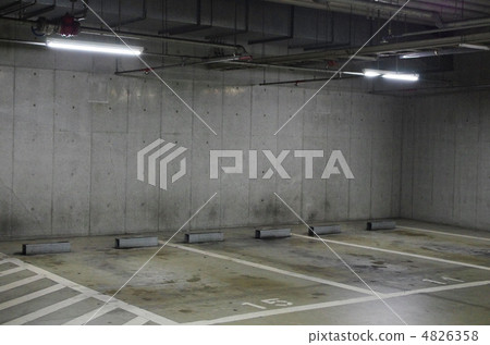 地下停車場在午夜 4826358