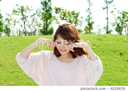 草坪的一名新鮮的婦女 4826659