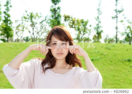 草坪的一名新鮮的婦女 4826662