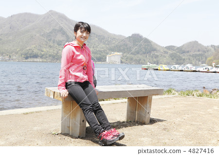 在湖邊的輕鬆旅行者模型：大友Ayumu 4827416