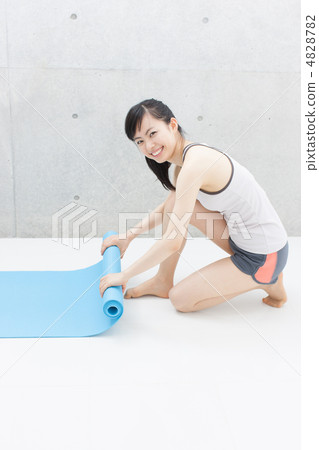 一個女人準備伸展 4828782