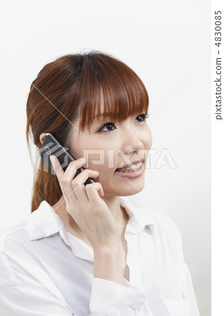 A woman who speaks with a smartphone 4830085