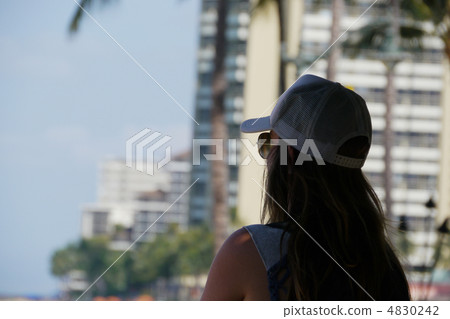 觀看威基基海灘的婦女 觀看威基基海灘的婦女 4830242