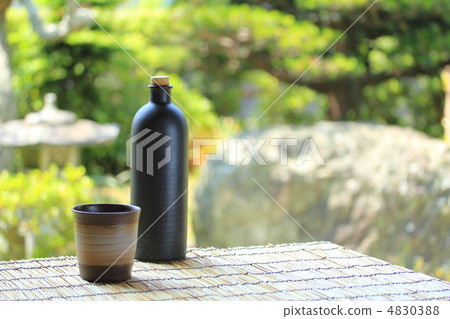 燒酒瓶和燒酒玻璃 4830388