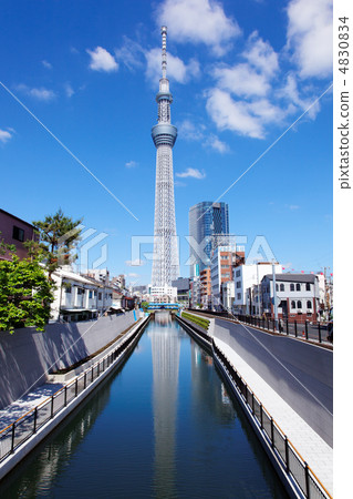 傳播藍天和風景的東京天空樹在河反射了 4830834