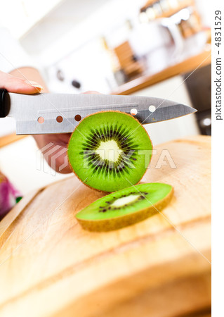 Woman's hands cutting kiwi 4831529