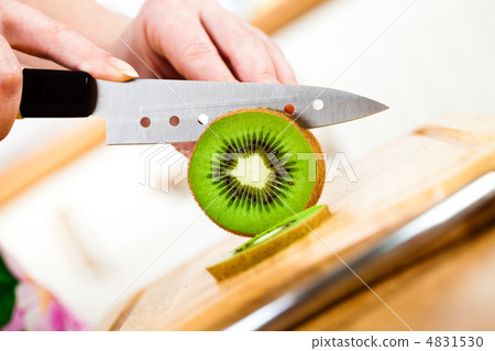 Woman's hands cutting kiwi 4831530