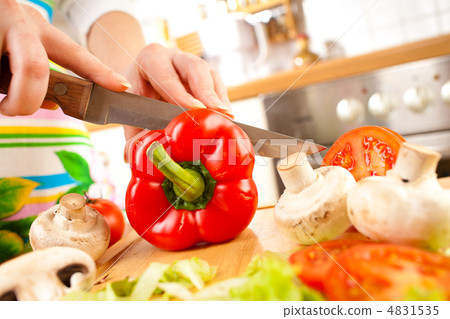 Woman's hands cutting vegetables 4831535