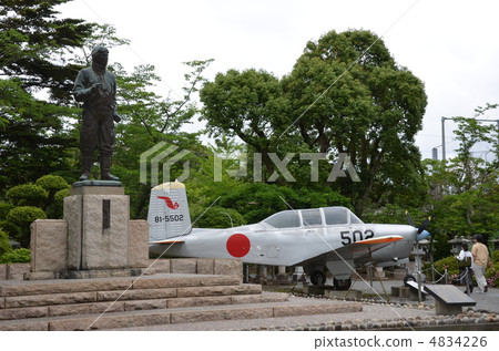 戰場特種戰鬥機戰鬥機在和平大廳和青銅雕像前面 戰場特種戰鬥機戰鬥機在和平大廳和青銅雕像前面 4834226