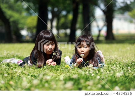 Young sister lying down on fresh green Young sister lying down on fresh green 4834526