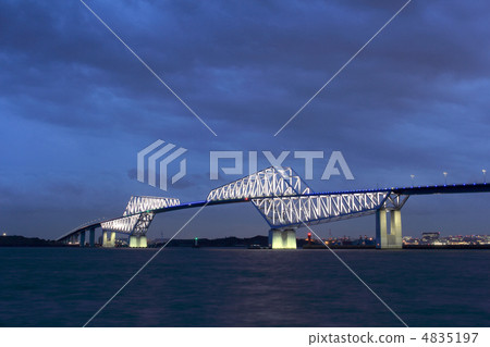 東京在黃昏的門橋樑 4835197