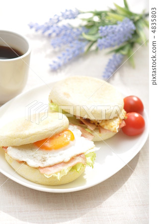 Bacon and egg muffin 4835803