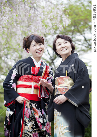 Bride and mother 4839951