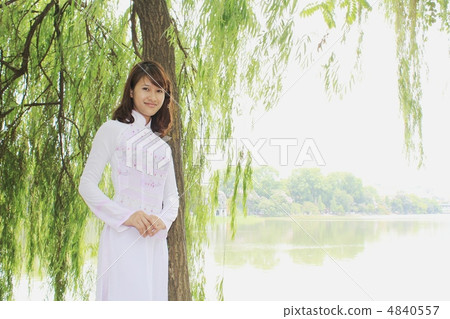 在Laow樹下的Ao Zai美麗的婦女 在Laow樹下的Ao Zai美麗的婦女 4840557
