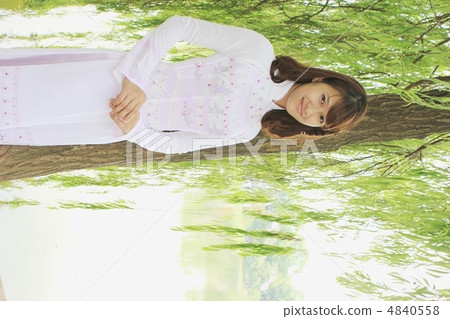 在Laow樹下的Ao Zai美麗的婦女 在Laow樹下的Ao Zai美麗的婦女 4840558