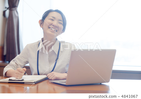 在背光窗前工作寫筆記本電腦的女人 4841067