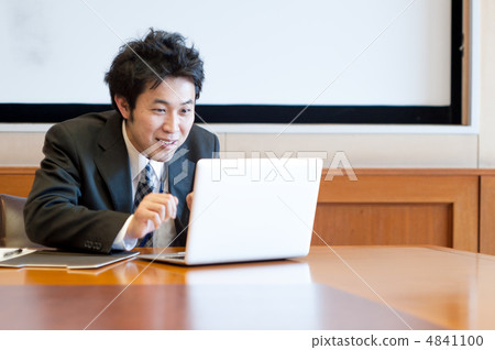 工作的男性僱員,當操作便攜式計算機時 工作的男性僱員,當操作便攜式計算機時 4841100