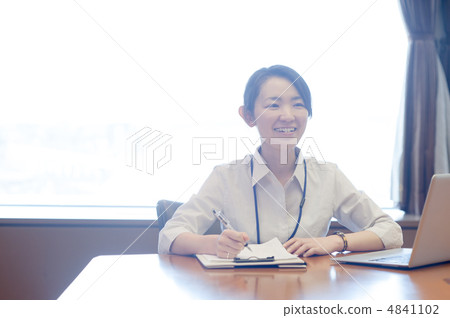 工作的婦女,當嘲笑背後照明時窗口 工作的婦女,當嘲笑背後照明時窗口 4841102
