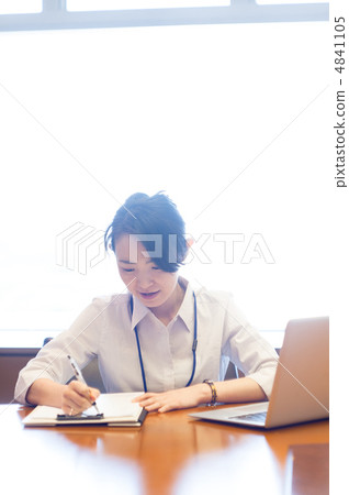 工作與筆的婦女工作文字在背後照明的窗口邊 工作與筆的婦女工作文字在背後照明的窗口邊 4841105