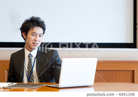 在用左手操作筆記本電腦時工作的男性員工 在用左手操作筆記本電腦時工作的男性員工 4841106