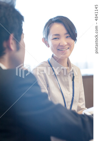 男性男人和女人互相交談 4841145