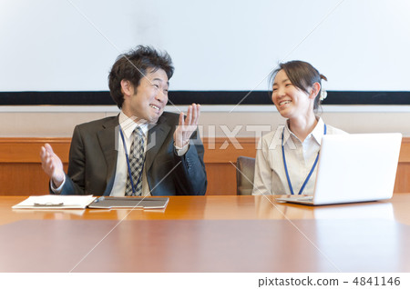 一個女人和一個男性受薪男子在材料面前像筆記本電腦一樣說話 4841146