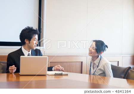 一名男性受薪男子和一名女子在材料面前與一台筆記本電腦交談 4841164
