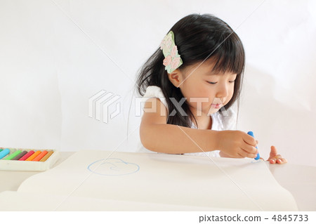 A girl who draws painting 4845733