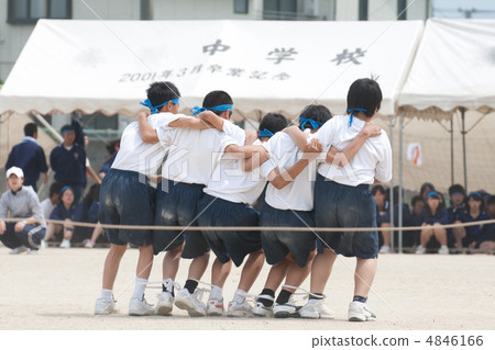 Five people and six legs 4846166
