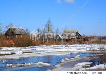 driving of ice on river 4848003