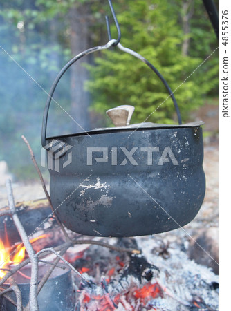 Traditional campfire cooking 4855376