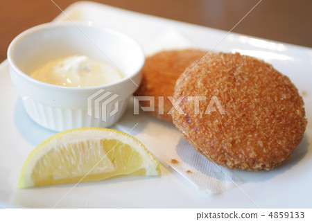 Crab cream croquette with tartar sauce 4859133