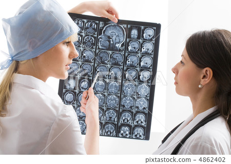 Young female doctors 4862402