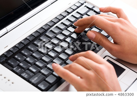 Pressing keys Pressing keys 4863300