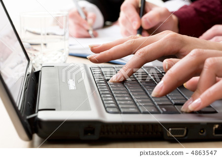Working hands 4863547