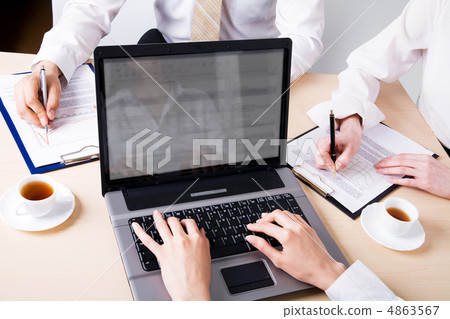 Working hands 4863567
