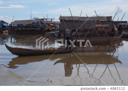 Shipbuilding scenery of Tonle Sap Lake Shipbuilding scenery of Tonle Sap Lake 4865112