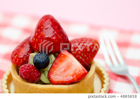Strawberry tartlet 4865658