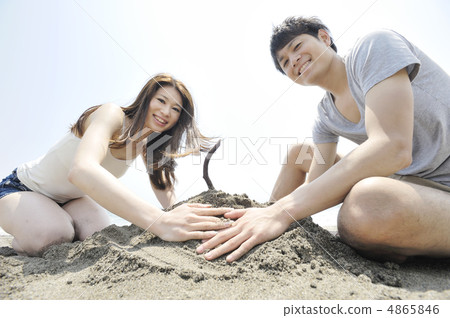 A couple playing in the sand 4865846