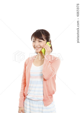 A female model to talk on a smartphone: Otomo Ayumu 4865978