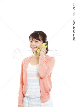 A female model to talk on a smartphone: Otomo Ayumu 4865979